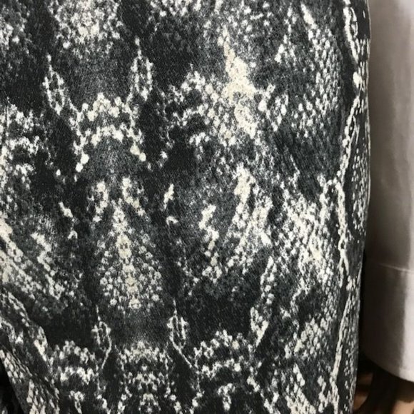 Suko Jeans Platinum Snake Stretch Cotton Blend Raw Edge Hem Jean - Picture 10 of 14